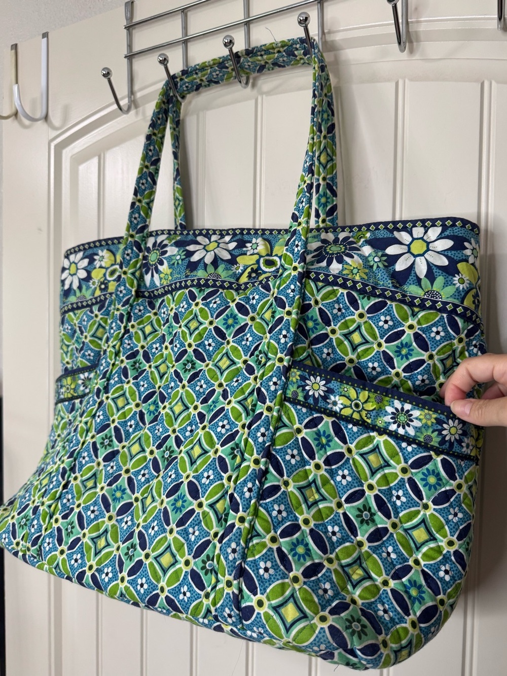 VERA BRADLEY 💚 Large Duffel Travel, Diaper Bag, Green Paisley Pattern 13x17” - Picture 4 of 15